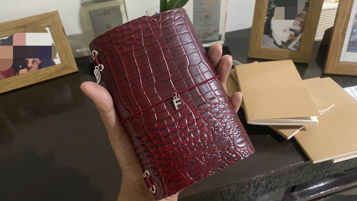 amateurbee's tweet photo. ANAAAK CANTIIKK YAAMPUNN leather journal croco maroon nya secantik inii??? 😮😮 https://t.co/m0mUJKVf4a
