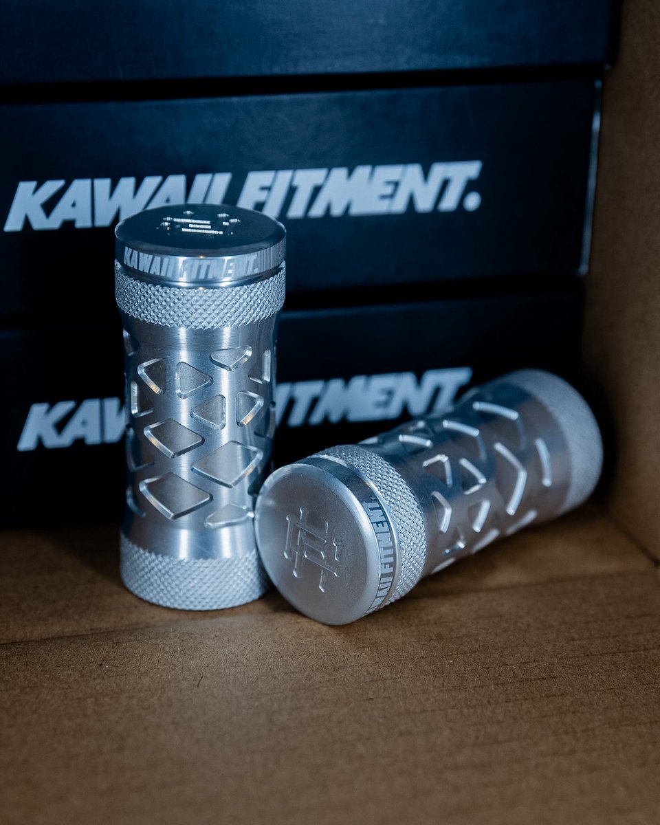 KAWAII_FITMENT's tweet photo. 【プレゼント企画】

KF シフトノブ ビレットシルバーの販売記念として、このアカウントをフォローしていただきRTもしくは引用RTいただいた方1名様に上記商品をプレゼント致します！

締切は7/10 〆切

シフトノブは7/2 21:00より販売開始です！
販売サイトはこちら↓
https://t.co/ARKC8Nus5H

ノンクリアなのでビレット本来の仕様も楽しめますが磨いてポリッシュして遊ぶこともできます！