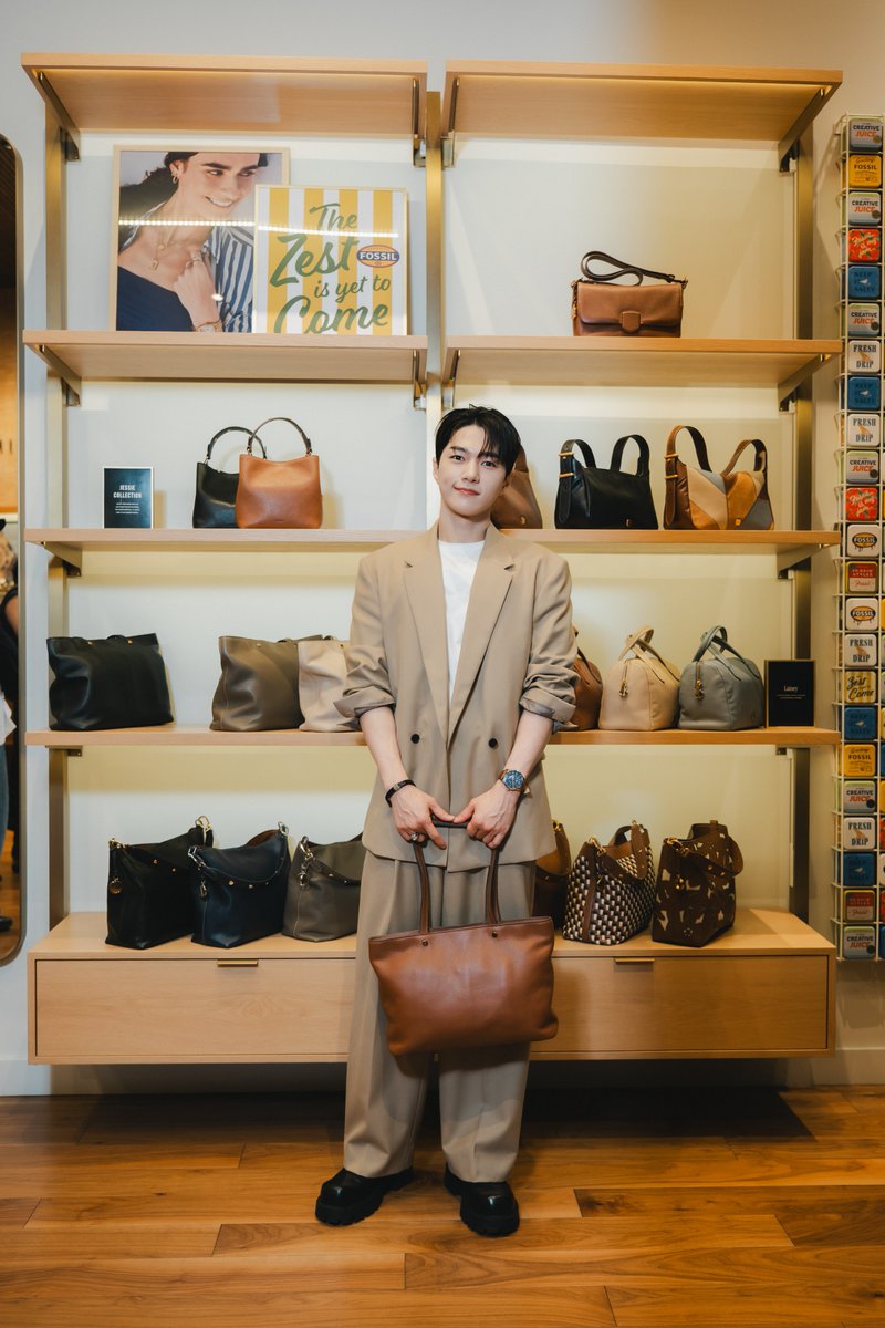 MyKpopHuntress's tweet photo. KIM MYUNG SOO (L) MAKES SPECIAL APPEARANCE AT FOSSIL STORE IN KUALA LUMPUR ๐ฒ๐พ
๐https://t.co/8a88avwZtf
#KIMMYUNGSOO #L #FOSSIL #FOSSILxKIMMYUNGSOO #KIMMYUNGSOOinKL #KIMMYUNGSOOinMY #FOSSILxL https://t.co/HMI8eozzSS