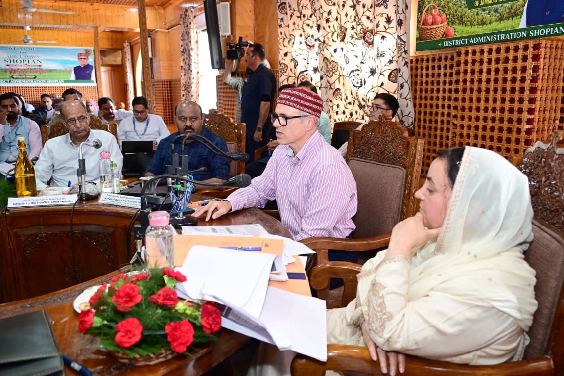 CM_JnK's tweet photo. Chief Minister today chaired a comprehensive review meeting of District Shopian to assess the progress of developmental works, public service delivery and the implementation of key government schemes. The meeting focused on expediting infrastructure development, strengthening essential public services and ensuring the timely completion of ongoing projects to deliver tangible benefits to the people of the district.

@Surinderch55, @sakinaitoo,  @nasirsogami and MLAs from the district and senior officers attended the meeting.