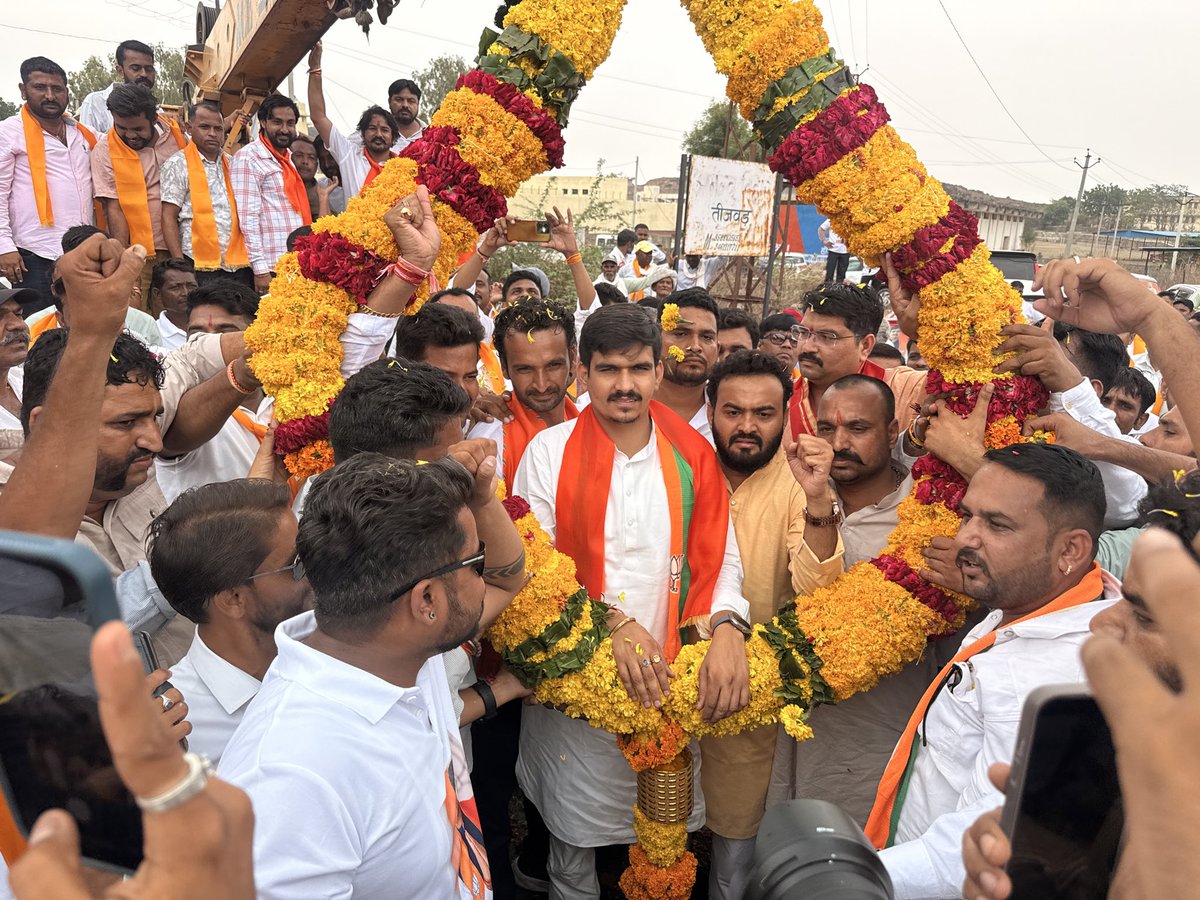 ShankarGora's tweet photo. 📍डूंगरपुर

वागड़ की पावन धरा पर आप सभी का आत्मीय स्वागत, स्नेह और अपनापन पाकर हृदय अभिभूत है।

इस आत्मीय सम्मान और स्नेहपूर्ण स्वागत के लिए आप सभी का हृदय से आभार एवं धन्यवाद। https://t.co/YaKuohDhxw