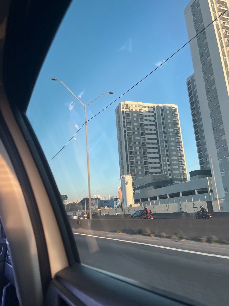 bbyshiho's tweet photo. eu em sao paulo depois de prometer que nao voltava nunca mais pra esse muquifo https://t.co/YUe5HP68xz
