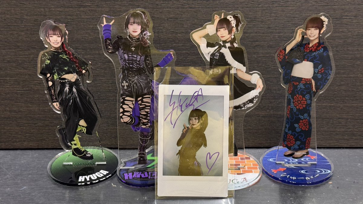 今日公式さんから無事到着 ヒューガーさんアクスタとランダムチェキ1