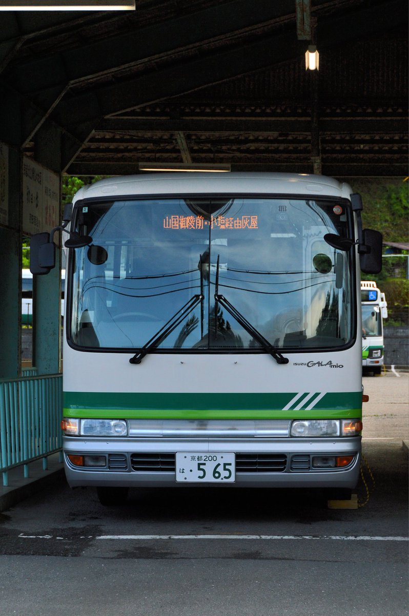 Msmash00334's tweet photo. 7/2
京北ふるさとバス周山駅にて
京都200は・594(臨時)
京都200は・565
山国御陵行きの臨時の予定でしたが、利用者がいなかった為(？)そのまま回送されました。
また灰屋の運用にはガーラミオが入ってました。 https://t.co/zGvkUr2DWk