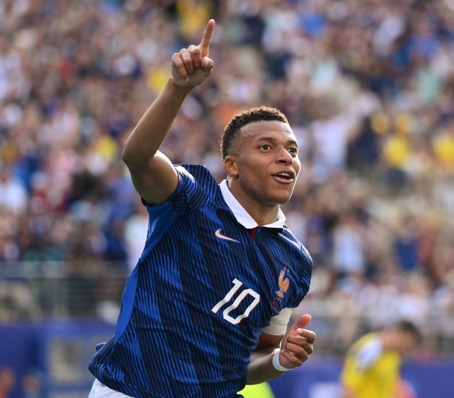 appiecule's tweet photo. When I look at the players Lamine Yamal has around him for Spain compared to the ones Kylian Mbappé has with France, I honestly feel for Lamine.

Just think about it: Mbappé is playing alongside Dembélé, Doué, Olise, Barcola, and Cherki—all in attack. Meanwhile, Lamine Yamal is playing with Oyarzabal, Ferran, and Baena.

The difference in quality is enormous; it’s really hard to deny. Even the one top attacking partner Lamine had, Nico Williams, has been injured most of the time.