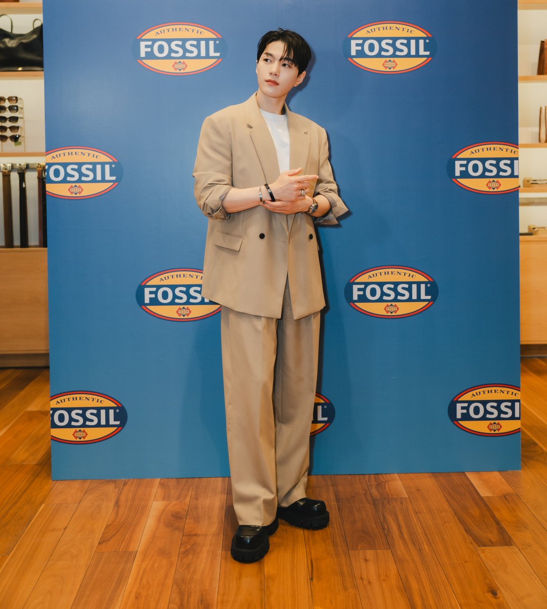 MyKpopHuntress's tweet photo. #KIMMYUNGSOO #L #FOSSIL #FOSSILxKIMMYUNGSOO #KIMMYUNGSOOinKL #KIMMYUNGSOOinMY #FOSSILxL https://t.co/0ckNBGuhVt