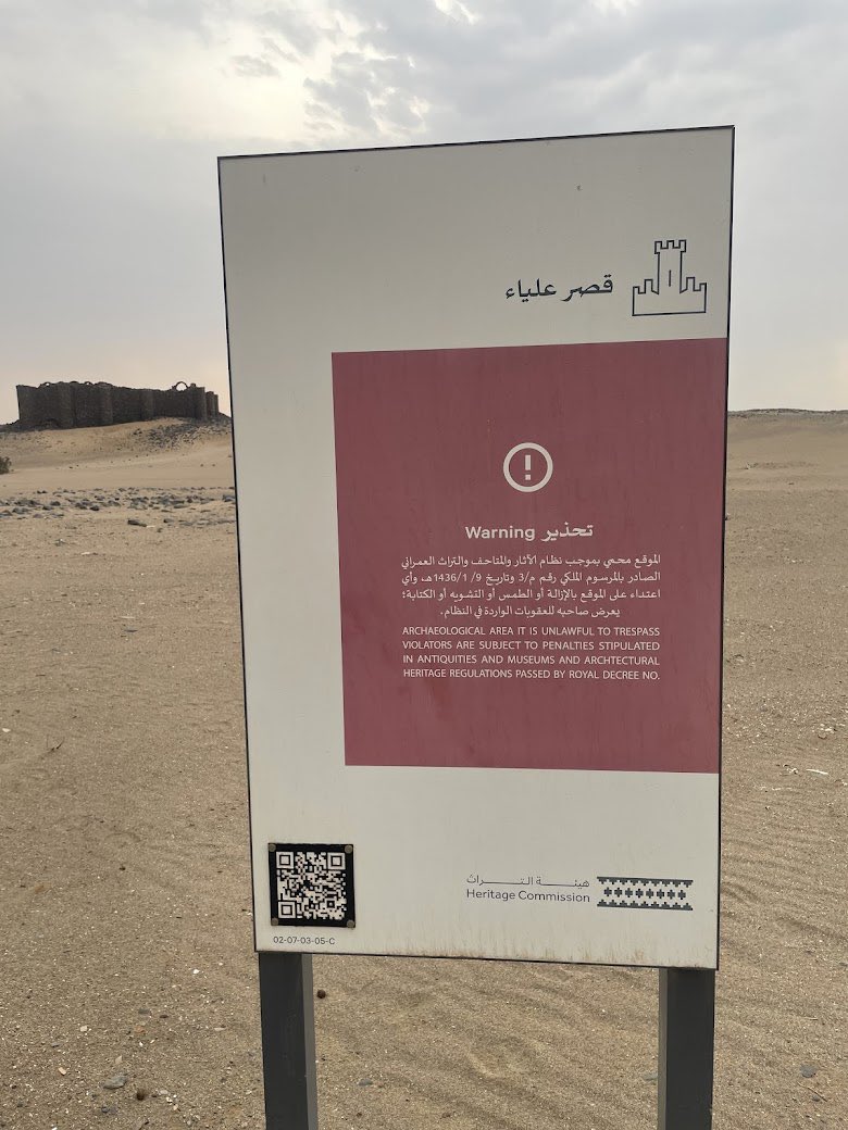 1199911a's tweet photo. يقف قصر علياء التاريخي -الواقع جنوب شرق محافظة رابغ بمنطقة مكة المكرمة بـ(18) كم، شمال ميقات الجحفة بـ(5) كم -شامخًا وشاهدًا على أحد طرق الحج والقوافل التجارية، التي كانت تربط مكة المكرمة بالمدينة المنورة.
 ويتراءى قصر علياء التاريخي منيفًا على الضفة اليسرى لوادي الغائضة، ويأخذ شكل بقايا قلعة متهدمة تعود إلى العصر العباسي، ويمثل جزءًا من مدينة مندثرة لم يتبقَّ منها سوى أساسات مبانٍ بنيت بصخور البازلت الأسود، ويوجد بها كسر من الفخار المزجج، وتؤكد المعالم الأثرية لقصر علياء التاريخي والمواقع التاريخية المحيطة به مكانة مدينة الجحفة القديمة المعروفة قديمًا بـ"مهيعة" التي اندثرت في أوائل العصر العباسي.
 وشُيِّد القصر بطراز معماري عباسي متقن، واستُخدم في بنائه الصخر الأسود "البازلت"، الذي جُلِبَ من الجبال المحيطة به، ويجسد بناءً سكنيًّا مربع الشكل؛ تبلغ أبعاده (26) مترًا، ويتوسطه فناء واسع تحيط به جدران القصر من الجهات الأربع، ويضم الموقع قطعًا من الفخار المزجج باللون الأخضر، ويمكن الاستدلال على الفترة التاريخية التي يعود لها هذا القصر من خلال بعض الكسر الفخارية بأجزاء من الأواني.
 وأورد الدكتور ناصر الحارثي في المعجم الأثري لمنطقة مكة المكرمة أن "قصر علياء" سُمِّيَ بذلك لأن أهل البادية ينسبون كل بناء عالٍ إلى أبي زيد الهلالي وزوجته علياء، ويرجع طرازه المعماري للعصر العباسي، ولا يزال مغطى بالرمال ويحتاج إلى تنقيب وترميم ودراسة، إذ تتناثر حول الموقع الكثير من كسر الفخار والخزف والزجاج".
 وتقوم هيئة التراث بدور حيوي في الحفاظ على القلاع والحصون الإسلامية، وذلك من خلال جهودها المتعددة في مجال الآثار والتراث العمراني، بهدف حماية هذه المعالم التاريخية وتوثيقها وتسجيلها في السجل الوطني للآثار، بالإضافة إلى ترميمها وتأهيلها لتكون جزءًا من التراث الثقافي الغني للمملكة، حيث تقوم الهيئة بعمليات مسح وتوثيق القلاع والحصون الأثرية، مستخدمة في ذلك التقنيات الحديثة مثل الطباعة ثلاثية الأبعاد، مما يساعد في الحفاظ على تفاصيلها الدقيقة.
 يذكر أن القصر ضمن مجالات التعاون بين اتفاقية هيئة التراث وجامعة إكستر البريطانية، التي أبرمتها الهيئة مؤخرًا مستهدفة أعمال المسح والتنقيب الأثري لجميع المواقع الأثرية في درب الحج الواقع بين مكة المكرمة والمدينة المنورة.

#قصر_علياء
#رابغ
#معالم_السعوديه
#جمعية_روح_السياحة 
#واس_الإخباريه 

https://t.co/GGWwbedOMV