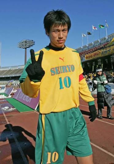 gucci0421777's tweet photo. 高校時代、本田は名門・星稜高校へ進学した。当時、同校には野球部を率い、松井秀喜を育てた名将として知られる山下智茂がいた。

ある日、本田は山下監督のもとを訪れ、こう尋ねた。

「どうすれば松井秀喜さんのような人間になれますか。」

普通なら「サッカーがうまくなる方法」を聞きそうな場面で、本田が知りたかったのは、一流の人間になるための考え方だった。

山下監督は本田に対し、

「技術よりも、人間性を磨くことが大切だ。」
「松井は誰よりも素直で、本をよく読み、人の話をよく聞く選手だった。」

という趣旨の話をしたという。

本田はその話を真剣に聞き、競技は違っても、一流選手に共通する姿勢を学ぼうとしていた。

さらに山下監督は、本田についてこんな印象も語っている。

「口では大きなことを言う選手だった。しかし、それ以上に努力する選手だった。」

本田は朝早くからグラウンドへ来て自主練習を行い、誰よりも練習量を積み重ねていた。そのため、「あいつなら本当に世界を目指せるかもしれない」と周囲に思わせるだけの行動があったという。

このエピソードから分かるのは、本田は最初から自信満々だったわけではないということである。

分からないことは、自分より経験のある人に聞く。
一流の人から学び、自分の成長につなげる。
そして、教わったことを毎日の努力で実践する。

ビッグマウスばかりが注目される本田だが、その裏では誰よりも素直に学び続ける姿勢があった。その積み重ねが、後に世界の舞台で活躍する本田圭佑をつくり上げたのである。