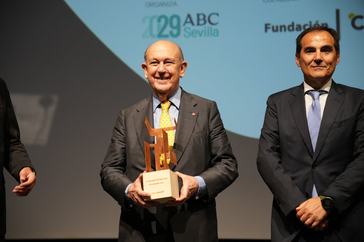 Cajasol's tweet photo. Ayer entregamos, junto a @abcdesevilla, el XV 'Premio a la Trayectoria Jurídica' al sevillano Andrés Ollero Tassara, catedrático de Filosofía del Derecho y magistrado emérito del Tribunal Constitucional. Quince ediciones de un galardón que distingue a quienes consagran su vida a pensar la justicia, no sólo a aplicarla.

Ollero recibe el premio en su ciudad, tras toda una vida dedicada a explorar cómo el derecho no surge en el vacío, sino en una comunidad con principios y una concepción compartida de la dignidad humana.
Antonio Pulido ha destacado esa valiosa contribución, que conecta el rigor del pensamiento académico con la preocupación por la dimensión humana del ordenamiento jurídico.

En el acto estuvo presente @ja_nietob, consejero de Justicia en funciones de la Junta de Andalucía.

📷 Black Vega