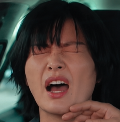 aigare01's tweet photo. ＜佐藤二朗のハラスメント報道のまとめ＞
ドラマ『夫婦別姓刑事』の車中のコントシーンで、
妻役の橋本愛が運転中、目を閉じる際に
アドリブで口を開けたまま演技
↓
そこに助手席の夫役・佐藤二朗がアドリブで
「口ではなくて目を開けてえ！」と言いながら、
橋本の顎に指で触れた(ボツテイク)
↓
過去のトラウマから、今回の撮影では
身体接触に制限を設けていた橋本愛サイドが
プロデューサーに申し入れ
(接触制限は佐藤に共有されていなかった)
↓
翌日、佐藤を交えてミーティング
・橋本との日常動作は注意すること
・肩と腕以外に触れる際は事前確認すること
で合意
↓
第1話完成後、その出来の良さもあり、
橋本を労うため佐藤が楽屋を訪問
↓
橋本の演技を称賛した上で、
「過去の心の傷は尊重されるべき」
「ただ、トラウマがあるなら夫婦役を演じる前に伝えるべき」
「それが続くなら俳優を続けるべきではないのでは」
と助言
↓
その場では笑顔で応じていた橋本だったが、後に号泣
↓
文春、「深刻なハラスメント」と報道
（橋本は文春のリレー連載の執筆者の一人）
↓
ネットでは佐藤二朗に同情の声が集まる
↓
フジテレビが佐藤二朗を厳重注意　←今ココ

夫婦役で、
しかも橋本のアドリブを活かそうとした佐藤のアドリブだぞ？
そもそもトラウマや接触制限がある女優が
夫婦役を引き受けるのはどうなんだと思う人がいるのも当然だろう

可哀想だ、佐藤二朗