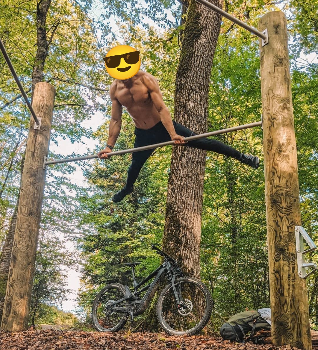 stackhodler's tweet photo. The affluent focus on tennis, golf, skiing, sailing, and running/endurance sports.

It's as much about socializing with your kind as it is about the actual exercise itself.

And bulky bodybuilder types generally look very out of place in that world.

However.

An athletic, capable physique commands respect no matter the social class.

We are animals at the end of the day.

And both men AND women pay more attention to a man who is visibly physically capable.

Ideally you are wealthy AND physically capable.

That's the ultimate combo.

You will have a level of confidence that few possess.

The merely wealthy man often makes pathetic attempts to use their money to impress others (especially women).

I saw this at a bar last weekend.

I was chatting with a nice young lady and a 45 year old out of shape man came up to us and literally told us within 15 seconds that he had recently bought a house and then he pulled out pictures. 

The girl and I exchanged a knowing glance as we quietly chuckled at his peacocking

Meanwhile, the merely physically capable man often overcompensates for their lack of financial success by building a cartoonish physique, wearing tight clothing, or behaving like a brute to try to use their only strength (their physicality) to demonstrate social status.

The rare man who possesses both wealth and physicality can truly be himself.

Comfortable in any room, never trying too hard, simply watching the peacockers with amusement.

At the end of the day, health matters more than money.

I'd rather be healthy than wealthy if I had to choose.

But you don't have to choose.

Pursue both at the same time and you're more likely to succeed on all fronts 🫡