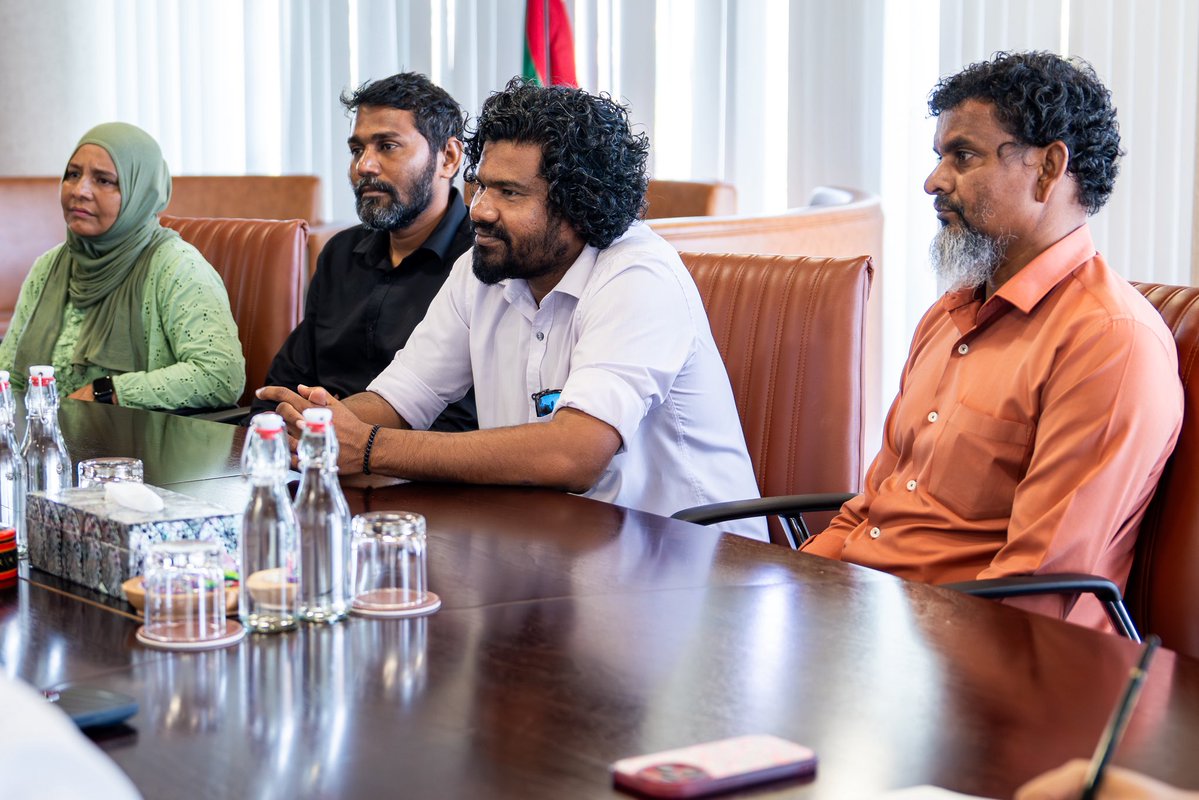 MFAORmv's tweet photo. ވަޒީރު އަޙްމަދު ޝިޔާމް، އދ.މާމިގިލި ކައުންސިލާ ބައްދަލުކުރެއްވުން.

މި ބައްދަލުވުމުގައި، މަސްވެރިކަމާ ދަނޑުވެރިކަމުގެ ދާއިރާއިން ހުރި ފުރުސަތުތަކާއި ގުޅޭގޮތުން ފުޅާދާއިރާއެއްގައި މަޝްވަރާކުރެއްވިއެވެ. އަދި ވުޒާރާއާ ގުޅިގެން ކުރިއަށް ގެންދިއުމަށް ބޭނުންވާ ކަންކަން ކައުންސިލުގެ ފަރާތުން ވަޒީރާއި ވަނީ ހިއްސާކުރައްވާފައެވެ.