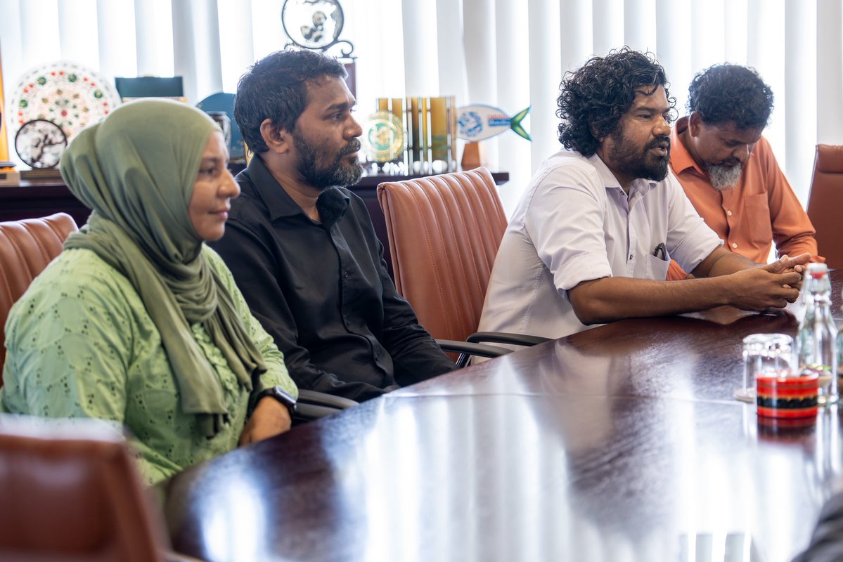 MFAORmv's tweet photo. ވަޒީރު އަޙްމަދު ޝިޔާމް، އދ.މާމިގިލި ކައުންސިލާ ބައްދަލުކުރެއްވުން.

މި ބައްދަލުވުމުގައި، މަސްވެރިކަމާ ދަނޑުވެރިކަމުގެ ދާއިރާއިން ހުރި ފުރުސަތުތަކާއި ގުޅޭގޮތުން ފުޅާދާއިރާއެއްގައި މަޝްވަރާކުރެއްވިއެވެ. އަދި ވުޒާރާއާ ގުޅިގެން ކުރިއަށް ގެންދިއުމަށް ބޭނުންވާ ކަންކަން ކައުންސިލުގެ ފަރާތުން ވަޒީރާއި ވަނީ ހިއްސާކުރައްވާފައެވެ.