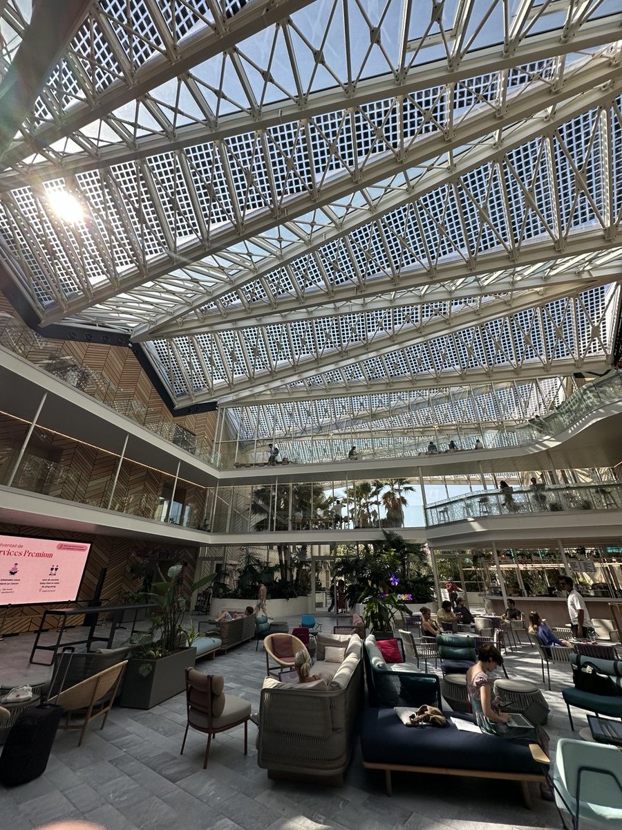 maxarca_'s tweet photo. @levelsio In France, even in a paid and modern coworking space, they refused to turn on the AC.

It was like over 30 degrees inside... https://t.co/nXcGYK8MtL