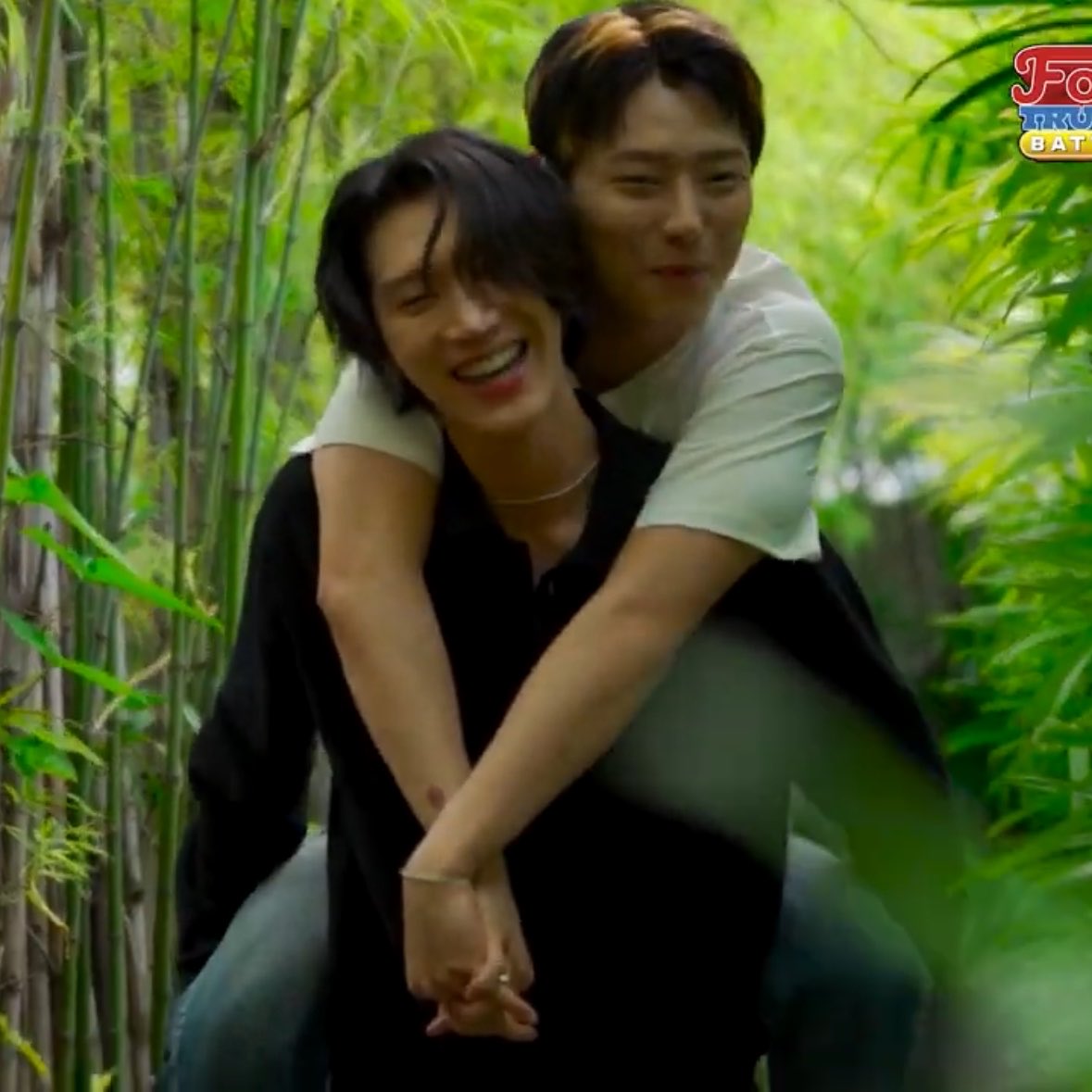 kaeishappy's tweet photo. ซึงยอนชอบได้ขี่หลังคนอื่นเนอะทั้งที่ตัวเองตัวใหญ่อ่ะ 555555555555555555555555 https://t.co/3Y4zzjXoS0