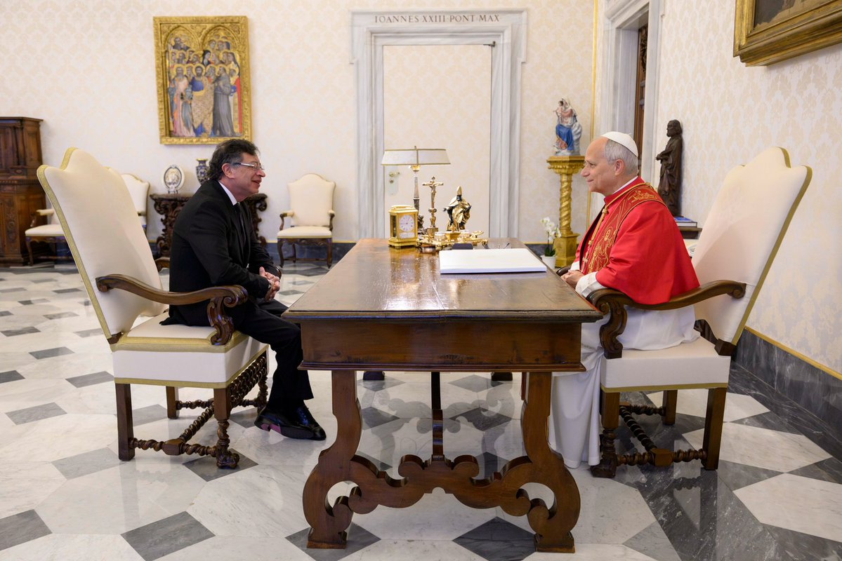 infopresidencia's tweet photo. El Presidente @PetroGustavo sostuvo una audiencia oficial con el papa León XIV en el Vaticano.

Durante el encuentro dialogaron sobre la situación sociopolítica de Colombia, lucha contra la delincuencia organizada transnacional y los desafíos del cambio climático.

@VaticanNews https://t.co/rA33OeyxI1