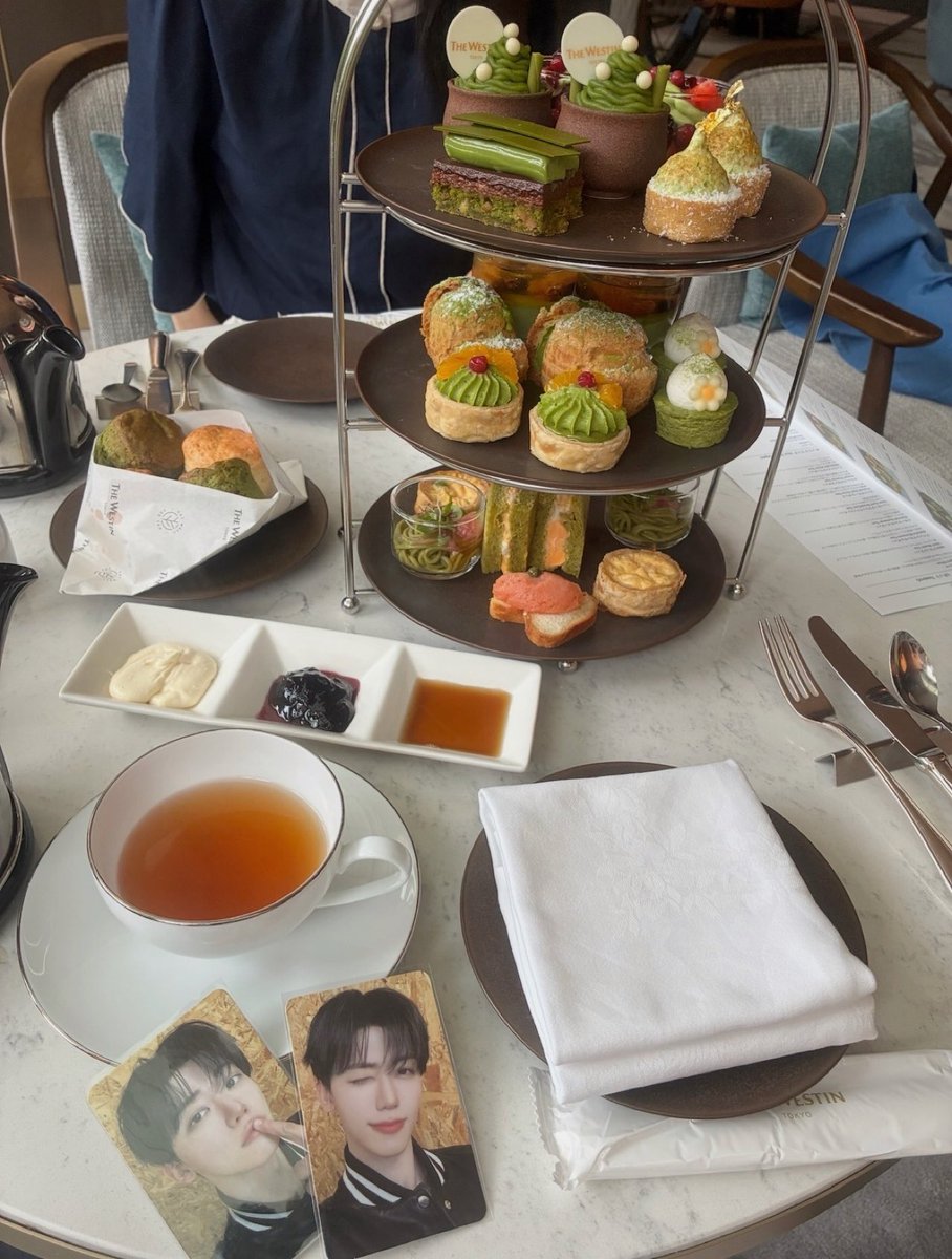 aojmjs's tweet photo. JNJM始まる前にアフヌン行ってきた🫖
抹茶のアフヌンに合わせて緑の服着てるチソンのトレカ持ってきた💚⊹˚. ♡
ペンミに合わせてノミントレカとお気に入りのジェミントレカも一緒に˙✧˖°📷༘ ⋆｡˚
めっちゃ美味しかった🍵ദ്ദി₍ᐢ. ̫.ᐢ₎☆

2026.6.27

#WestinTokyo 
#ウェスティンホテル東京 https://t.co/jqWDgtlPl3