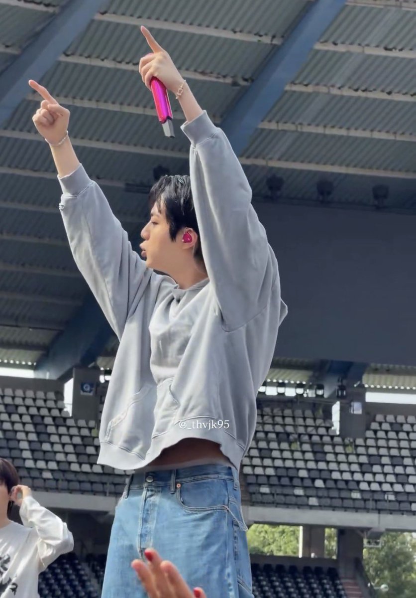 itssammy35's tweet photo. TUMMY TUMMY DURING SOUNDCHECK https://t.co/XCw7JDw2jD