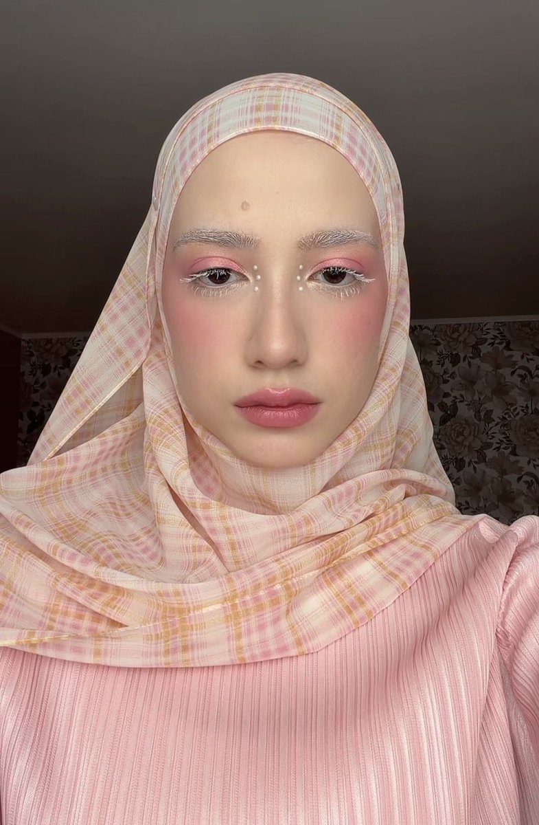 mugIerette's tweet photo. Makeup inspired by the Rosy Bourke Parakeet 🌸 https://t.co/kA2e69CjIZ