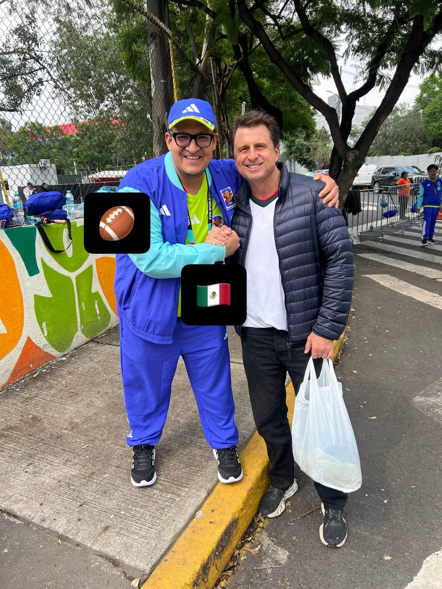 luislunam27's tweet photo. @JosePabloCoello Tipazo! En un momento que disfrutaba con su familia,  no dudó en regalarme una sonrisa y por supuesto la foto para inmortalizar el momento! Uno de los mejores cronistas deportivos q tenemos, gozo escucharte amigo narrando a mis NINERS!! https://t.co/doFyvaXIV5