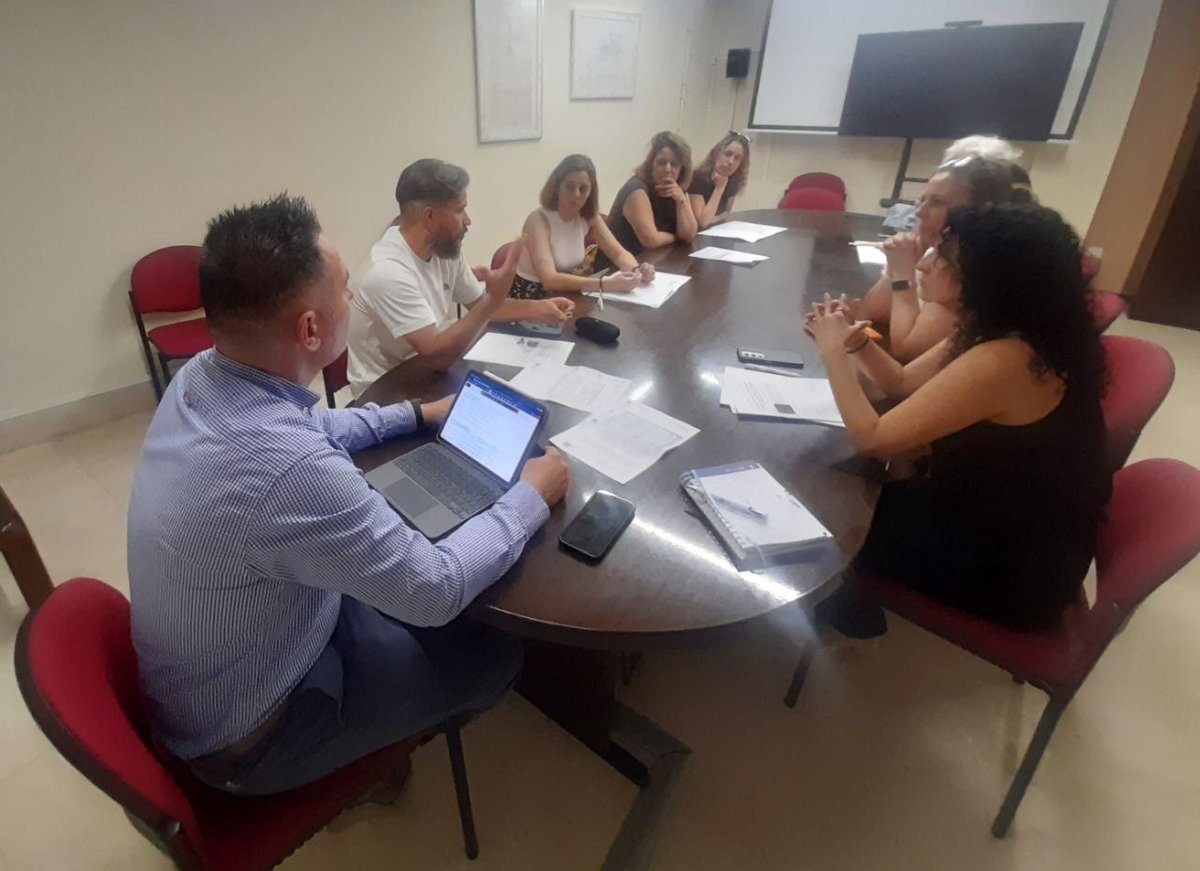 EmpresariosFEDA's tweet photo. Esta mañana, miembros de la Junta Directiva de la Asociación de Empresarios de Centros Privados de Educación Infantil de la Provincia de Albacete #ACEIAlbacete, integrada en #FEDA, junto al equipo técnico del Departamento de Asociaciones de #FEDA, se han reunido en el @AytoAlbacete con el concejal de Educación, Pascual Molina Ramos, para abordar distintos temas de interés para el sector.
El asunto principal ha sido la propuesta presentada por la Asociación al Ayuntamiento sobre el cheque escolar y el cheque verano, tratando el funcionamiento de estas ayudas y la coordinación necesaria para estudiar futuras iniciativas.
Se ha trasladado información sobre el trabajo realizado desde la Plataforma por la Legalidad, coordinada desde #FEDA, y los centros alegales, para su conocimiento, sin dejar de lado las reivindicaciones del sector.
#FEDAAsociaciones #FEDAPlataformaLegalidad