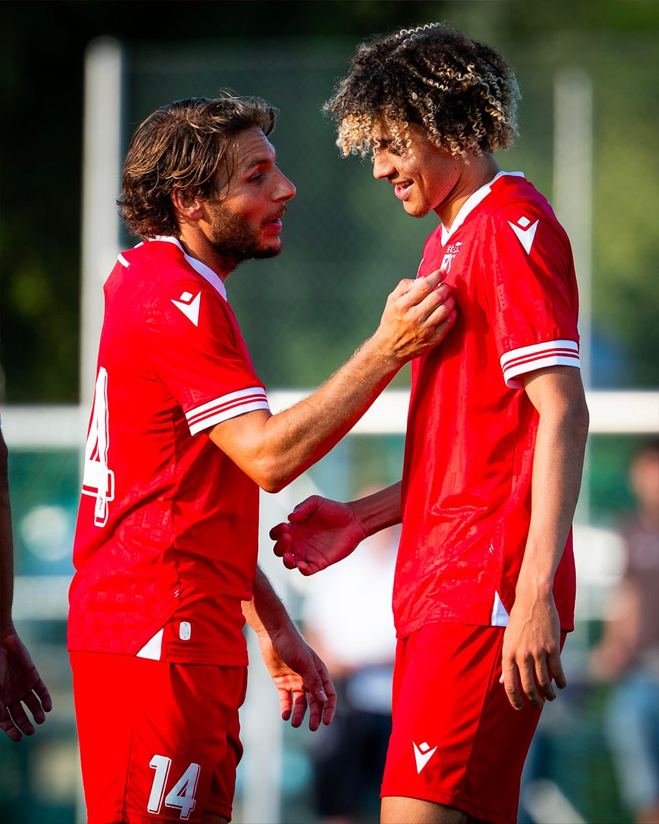 FCSion's tweet photo. ☀️🥵

La préparation bat son plein. 📸

🗣 𝗔𝗹𝗹𝗲𝘇 𝗦𝗶𝗼𝗻 🔴⚪️

#Ensemble #Toujours https://t.co/5OHJ26yghT