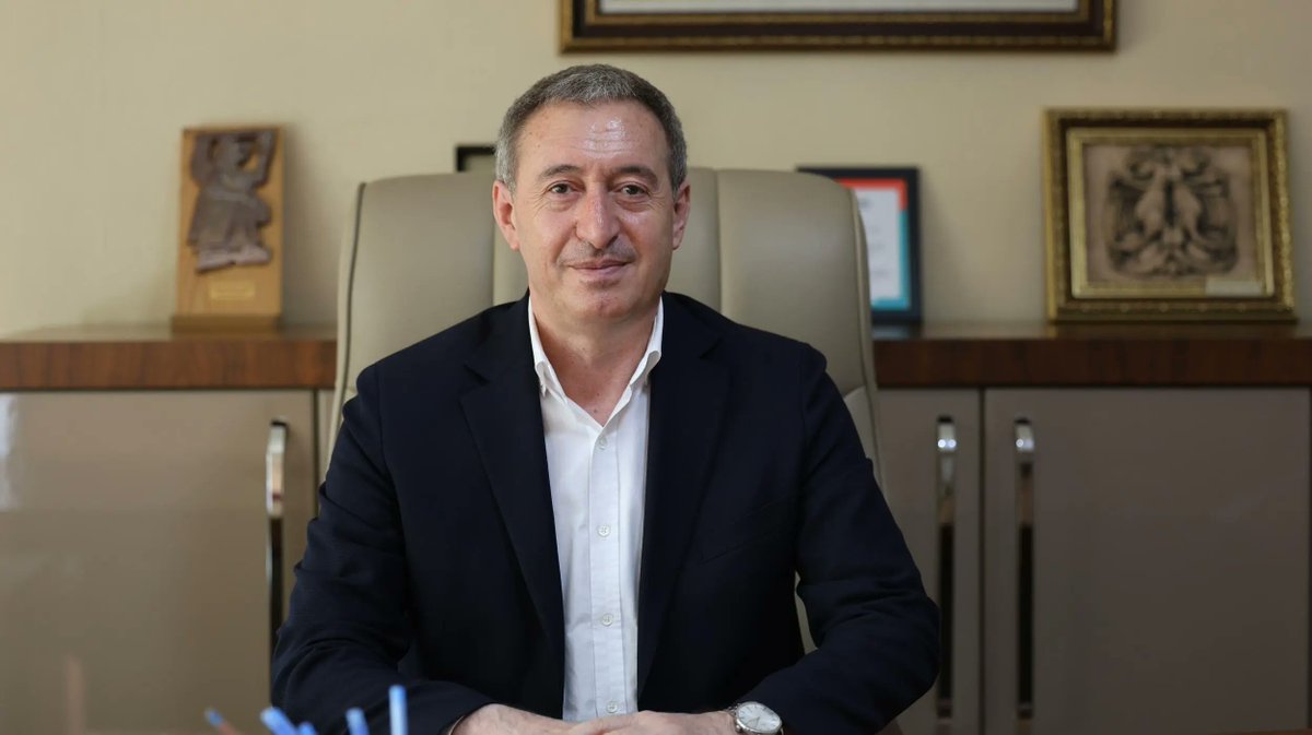 numedya24tr's tweet photo. Deniz Göktaş gözaltında

Siyasetten sanata tepkiler

DEM Parti Eş Genel Başkanı Tuncer Bakırhan: “Bu ülke o kadar çok krizle boğuşuyor ki, en çok özlediği şey belki de gülebilmek. Bir komedyeni, sahnede söylediği sözler yüzünden gözaltına almak kabul edilemez. https://t.co/8uHUgTGX7m