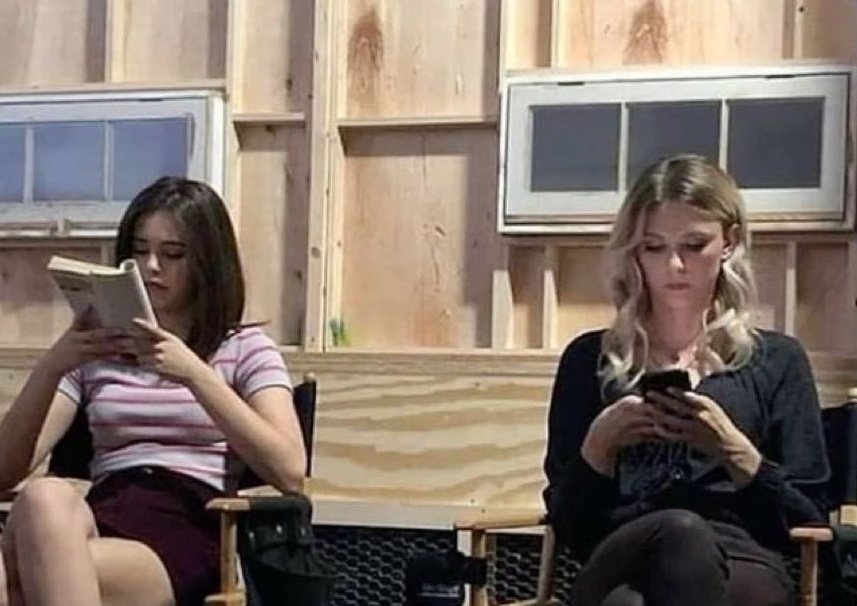 aikenaye's tweet photo. Eu lendo um livro   //    Eu também lendo um livro https://t.co/eNVpTI9zqz