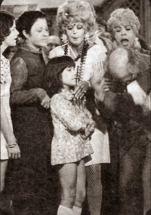 viledesma's tweet photo. E a Fanny de Heloisa Helena é apaixonante. A dona da pensão foi vedete do teatro rebolado e seu braço direito Pipoca (Antonio Ganzarolli) era palhaço. E olhaí na foto a menininha moradora da pensaão. É Gloria Pires aos 8 anos e a personagem chama-se Fátima/Fatinha :) https://t.co/4ntDJDsbaA
