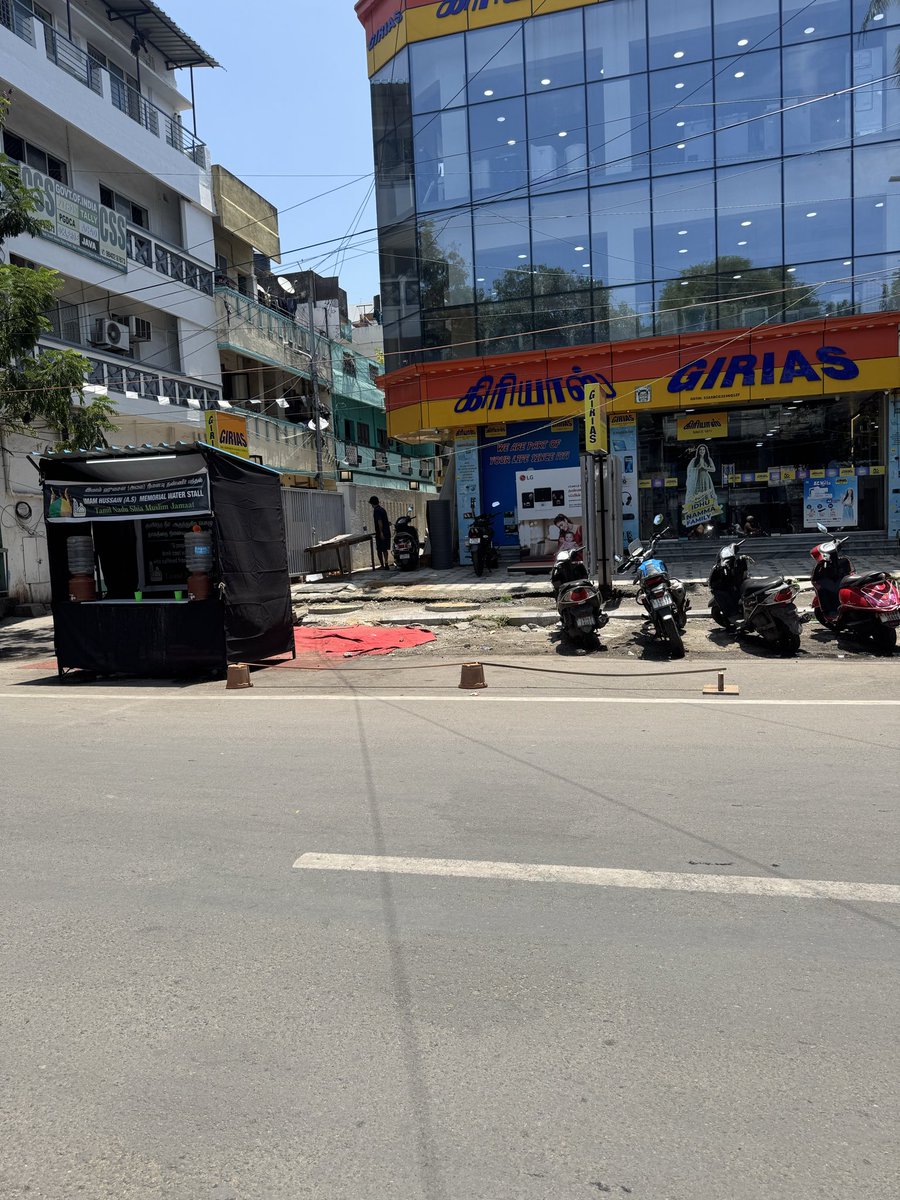 jsadvocate55's tweet photo. @CMOTamilnadu @chennaicorp @chennaipolice_ @ChennaiTraffic @tnpoliceoffl @Chief_Secy_TN reserved parking for this showroom at peters road Royapettah. Police and corporation staffs are sleeping or closing their eyes for reasons. As a result pedestrians are walking on the road. https://t.co/nZzPwez99i