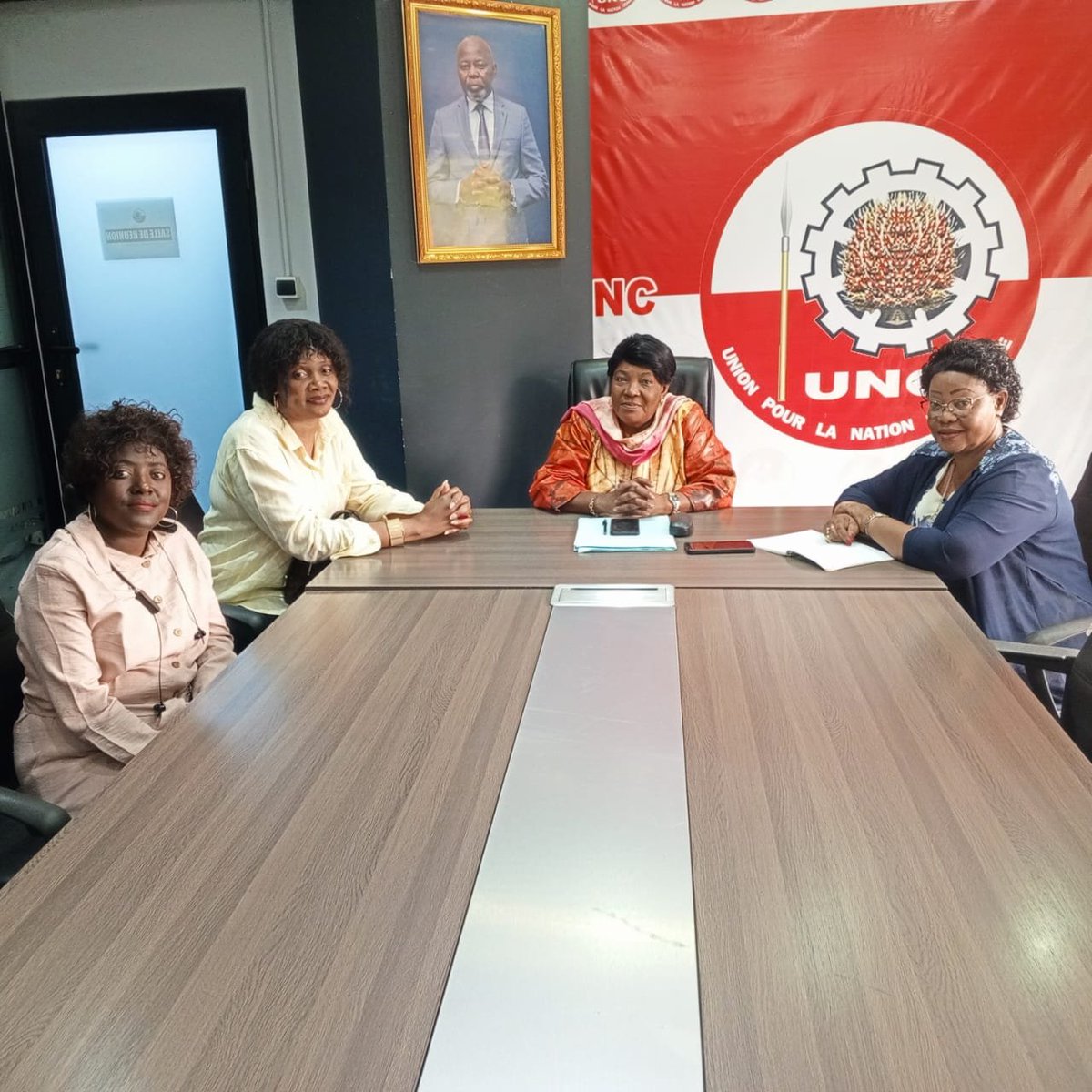 JeanEkila's tweet photo. Le comité restreint de la Fédération nationale des femmes de l'UNC, conduit par Mme Charlotte Makulo, a reçu Mme Kathy, présidente de la Fédération des femmes de l'UNC France, en séjour à Kinshasa.

Au cœur de leurs échanges : l'engagement des femmes et la volonté de redynamiser le parti.

Une rencontre qui témoigne de l'importance de l'unité et de la mobilisation des femmes pour l'avenir de l'UNC.
#Veritas #Politique