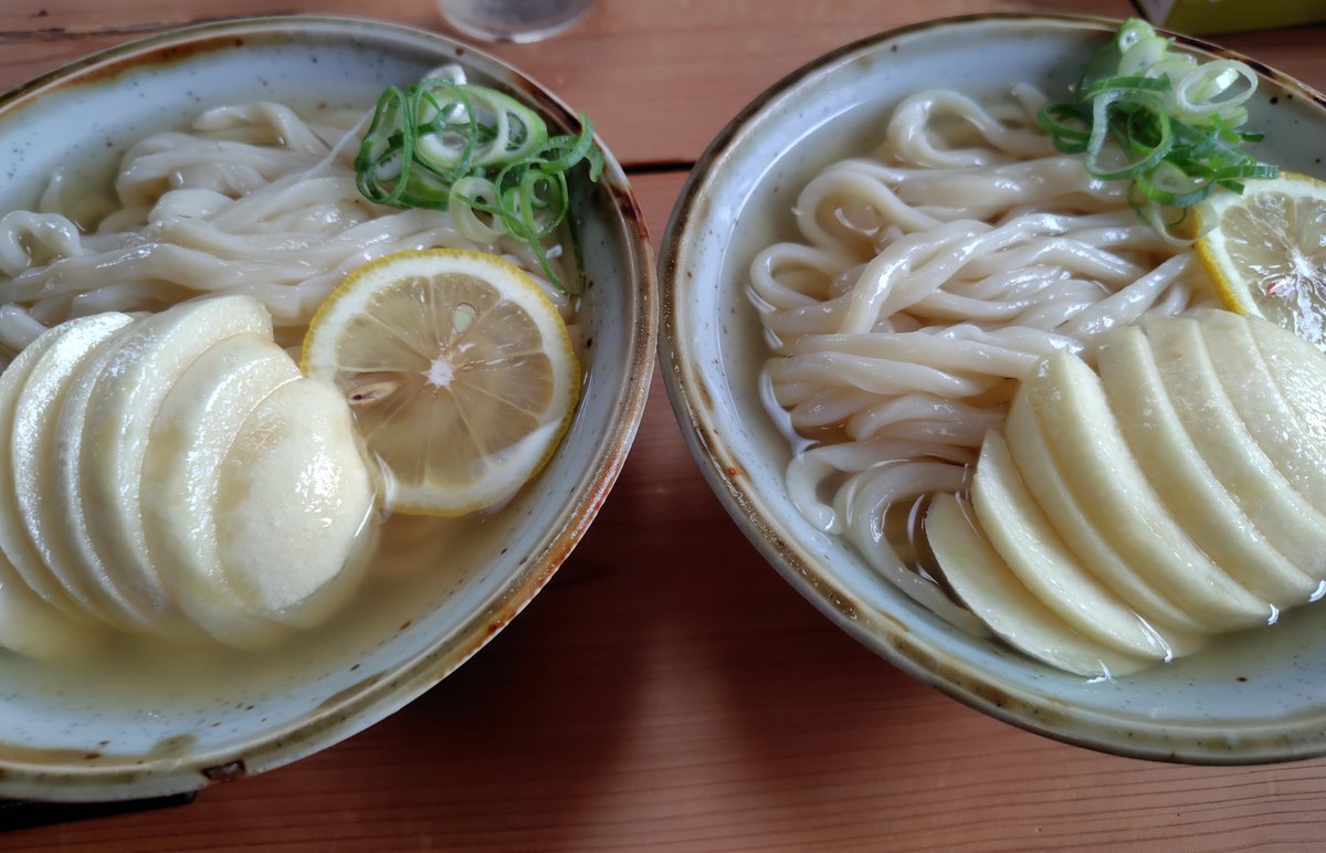 elsie_nOali's tweet photo. 今年も桃のおうどんの季節になったのでこれを食べるために計画した旅行だったの🍑澄んだお出汁と桃の甘みが合ってすごくおいしい🤤 https://t.co/ArEqcOgkyr