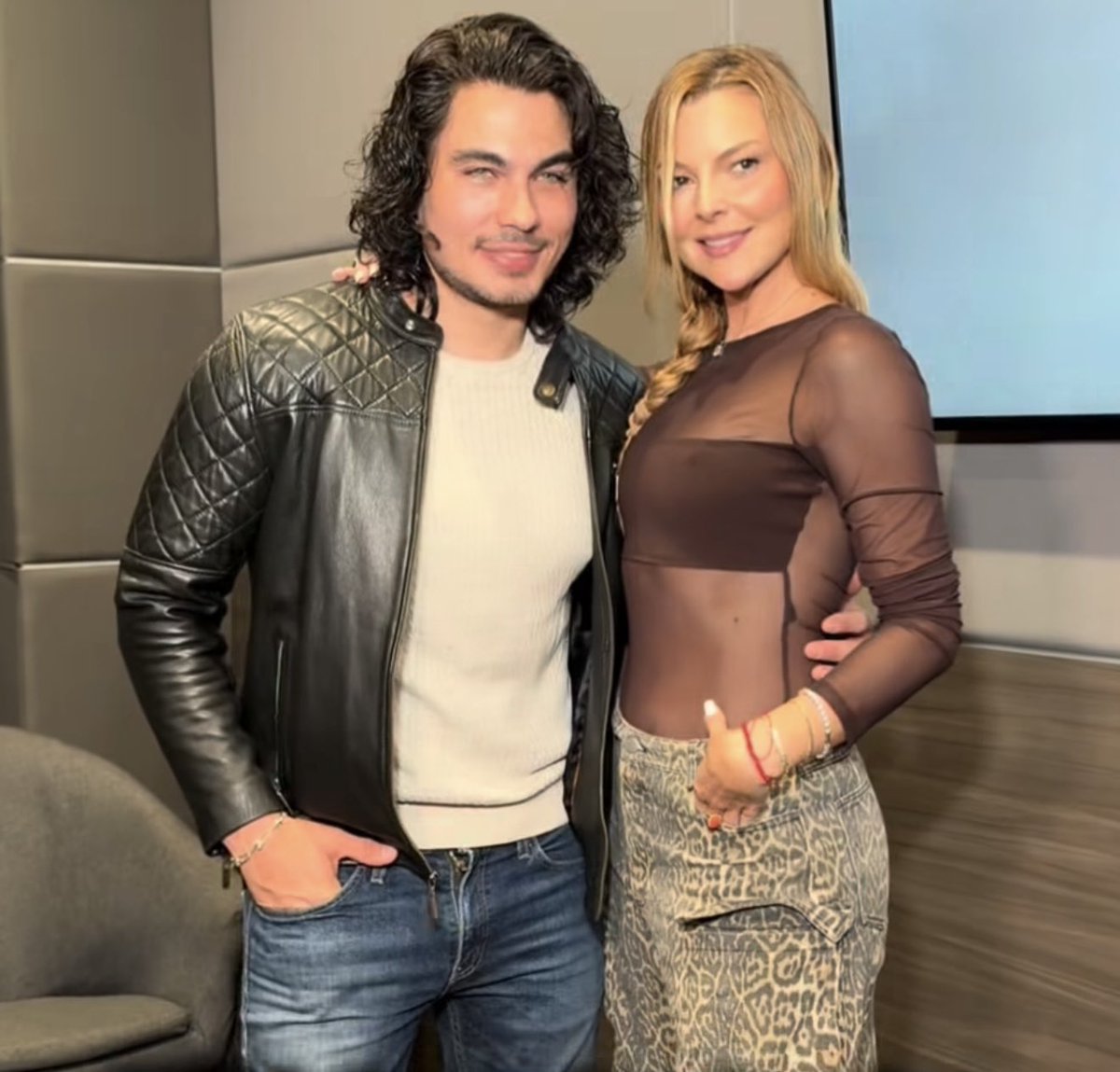 raulgtzoficial's tweet photo. ¿No les digo? 🤭 Con razón se me hacía rarísimo que Livia Brito hubiera pagado, tan tranquila y sin hacer mayor ruido, al periodista gráfico @eze025, a quien agredió y que, además, le ganó la demanda por esa agresión. 👀⚖️

Pues ahora todo parece tener un poco más de sentido… 😏 La actriz cubana está de regreso en las telenovelas y, como si nada hubiera pasado, será la protagonista de “Amor Infinito”, la nueva producción de Salvador Mejía. 🎬📺

¡Vaya premio! Porque, al parecer, en la televisión la memoria es muy corta y las oportunidades siempre encuentran el camino de regreso. 🍿😶