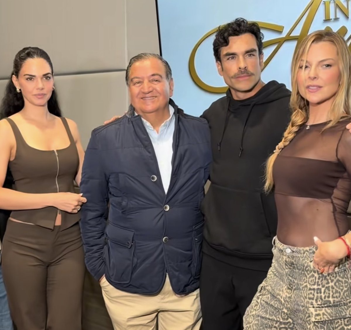 raulgtzoficial's tweet photo. ¿No les digo? 🤭 Con razón se me hacía rarísimo que Livia Brito hubiera pagado, tan tranquila y sin hacer mayor ruido, al periodista gráfico @eze025, a quien agredió y que, además, le ganó la demanda por esa agresión. 👀⚖️

Pues ahora todo parece tener un poco más de sentido… 😏 La actriz cubana está de regreso en las telenovelas y, como si nada hubiera pasado, será la protagonista de “Amor Infinito”, la nueva producción de Salvador Mejía. 🎬📺

¡Vaya premio! Porque, al parecer, en la televisión la memoria es muy corta y las oportunidades siempre encuentran el camino de regreso. 🍿😶