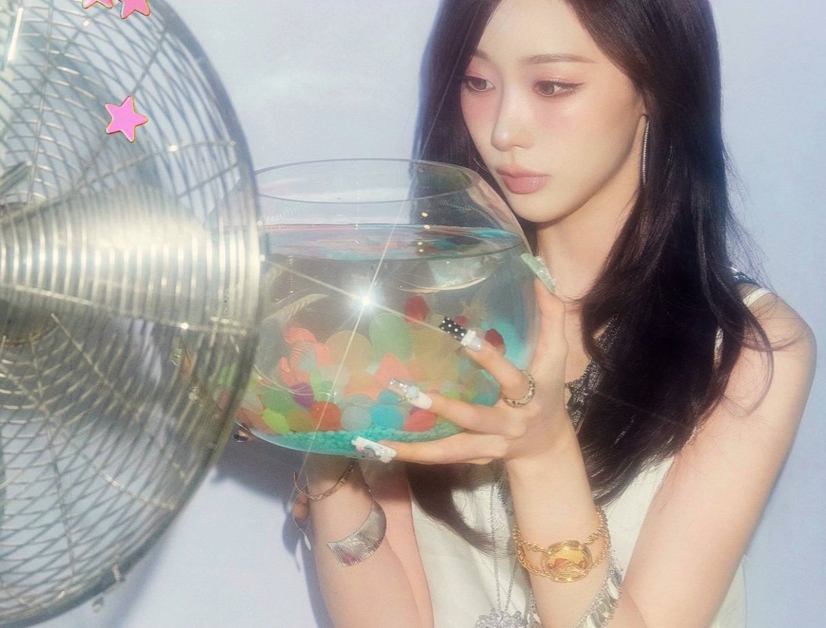 aeriminded's tweet photo. she's so so pretty i love giselle with this concept 😍 https://t.co/JTqf22Si0n