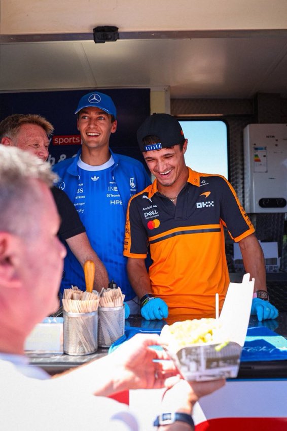 bortoletism's tweet photo. 🚨 | PERDEU TUDO? 

Após falhas do motor mercedes, pilotos Lando Norris e George Russell são vistos trabalhando no pit dog do seu Zé vendendo podrão! 😱 

Esperamos por mais notícias. https://t.co/IhICzNxdE0