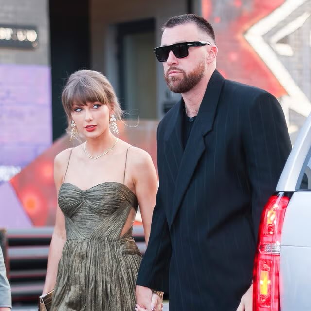 TSwiftUpdatesIT's tweet photo. Nonostante le misure di sicurezza, diversi telegiornali americani hanno mandato elicotteri sopra il Madison Square Garden per il presunto matrimonio di Taylor Swift. https://t.co/s2L0zSiblg