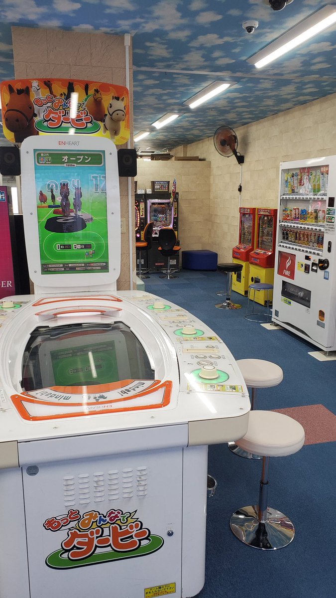 2RAP5's tweet photo. クア&amp;ホテル駿河健康ランドのゲームコーナー　メダルゲームとスロットが多めに置いてある。これだけあるんだったら結構楽しめるね。 https://t.co/L9Kzx64HPJ