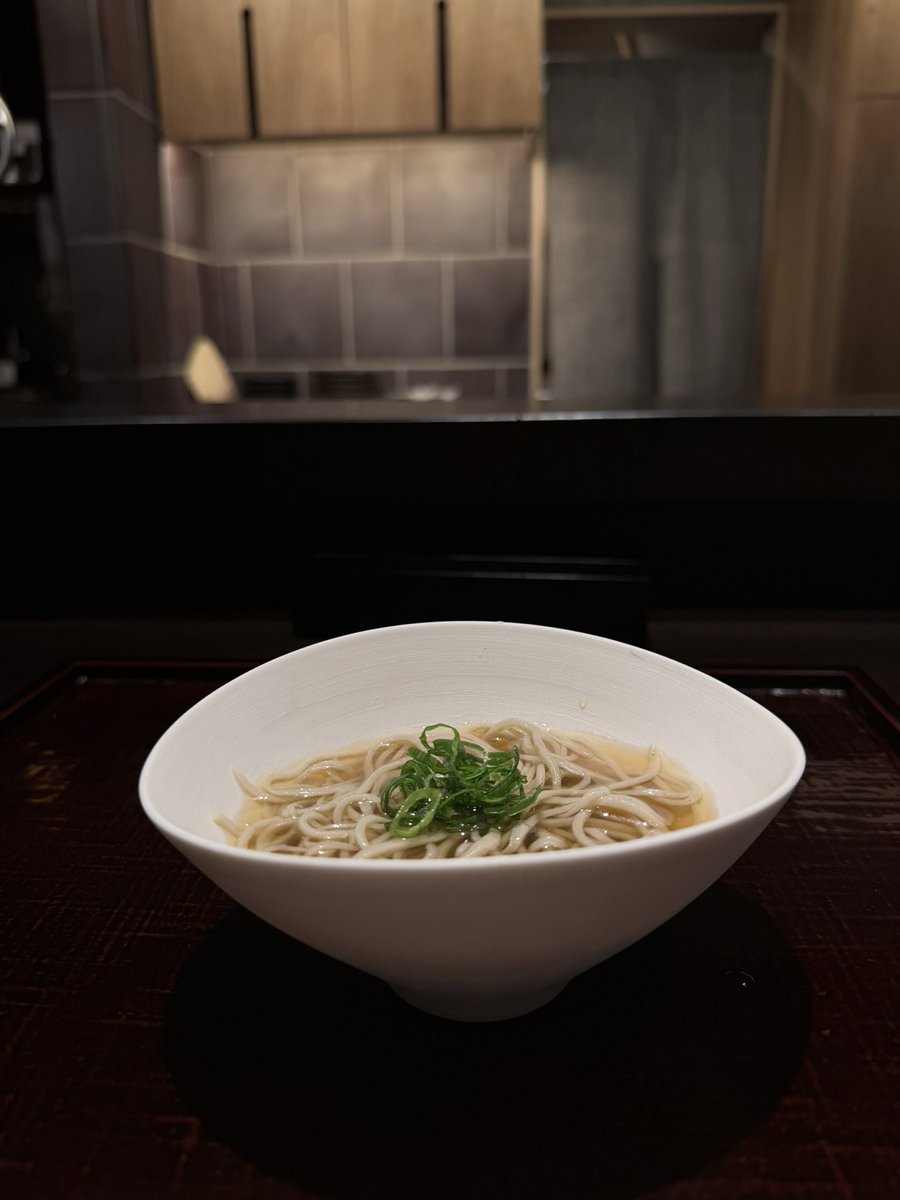 RyomaIR's tweet photo. 本日は恵比寿に構えるひき田さんへ。

お会計は53,240円

新神戸時代から大将の焼鳥をいただいてきたが、新たな舞台では、当時の魅力を残しながらも、さらに独自性を深めた一皿一皿に出会うことができた。

まだオープン間もないにもかかわらず完成度は非常に高い。これからどのような進化を見せてくれるのか、今後がますます楽しみな一軒だ。