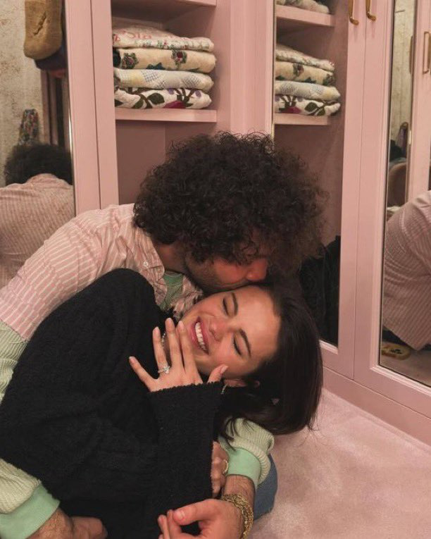 souvenirgomez1's tweet photo. 17 years later and they still bffs and genuine in love <3 https://t.co/RehkXn5263