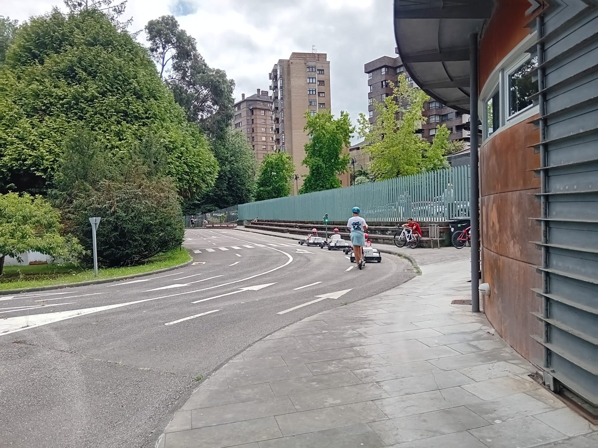PoliciaGijon's tweet photo. También podrán acceder quienes tengan el carnet de Parques Infantiles:

🛴 Patinete eléctrico: lunes a viernes
🏎️ Kart: martes y jueves
🕙 Siempre de 10:00 a 14:00 h

https://t.co/Z5b4Wg4usB https://t.co/rsALp6qUqN