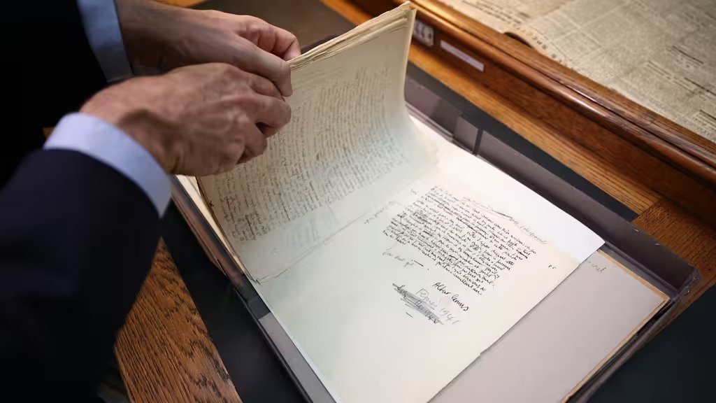 franceinfo_cult's tweet photo. Le manuscrit de "L'Etranger" d'Albert Camus entre à la Bibliothèque nationale de France – franceinfo https://t.co/yNo9A1ngLp via @franceinfo https://t.co/qDVUQcEvsX