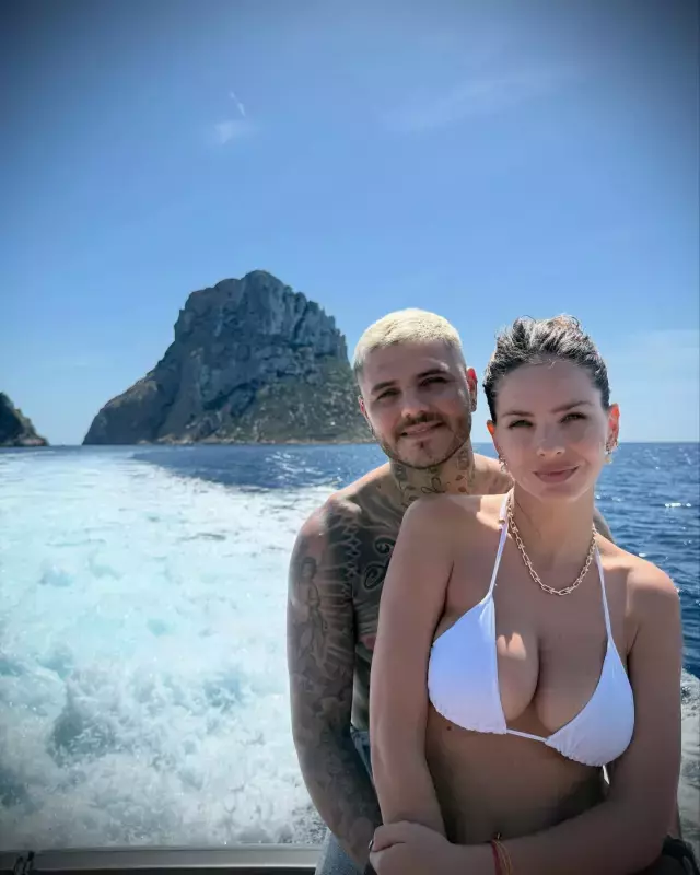 yirmiucderece's tweet photo. Mauro Icardi cephesinde yine ihanet, yine kriz!

Wanda Nara'yı geçmişte China Suárez ile aldattığı iddia edilen Mauro Icardi, bu kez Suárez'i başka bir modelle aldatma iddiasıyla gündemde.

Arjantin basınının iddiasına göre; mesajları yakalayan Suárez ilişkiyi bitirdi, Icardi'nin barışma çabaları ise sonuçsuz kaldı.