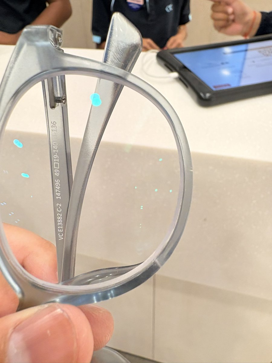 MrJethaLol's tweet photo. @Lenskart_com is just fraud and total scam. During inspection of my order at the time of delivery, i noticed that the frame is broken and they tried to conceal it very smartly. Now my glasses are still with the store awaiting further procedures for replacement (1/2) https://t.co/V9tNokx2zc