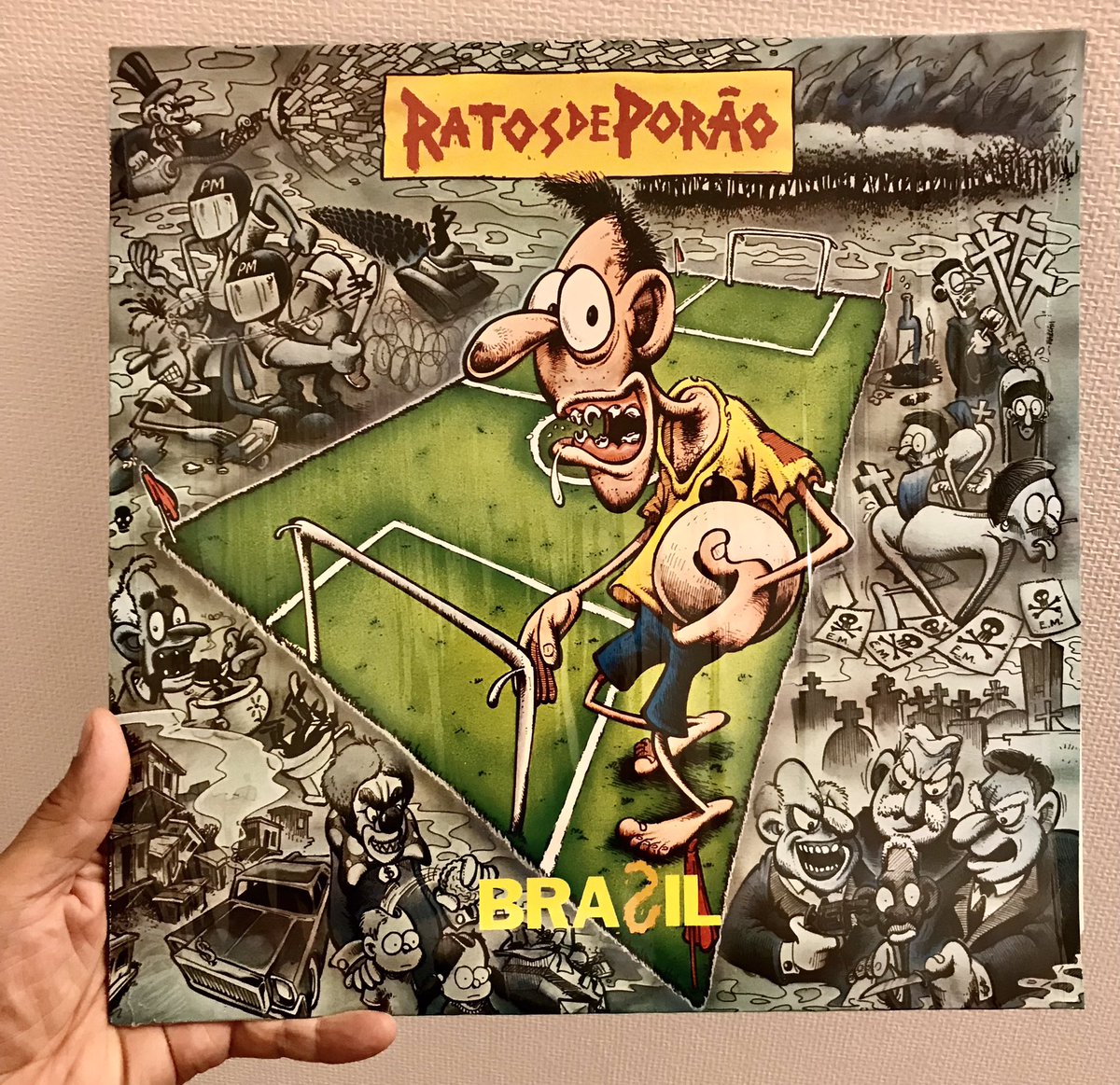 therion_madbias's tweet photo. ブラジル産スラッシュメタル…Ratos de Porãoの4th…オールドスクールなハードコア+スラッシュメタル…一気に駆け抜ける痛快な作風…短い尺ながら緩急のつけ方が圧巻…純粋なスラッシュとクロスオーヴァーどちらの視点からも楽しめる超名盤…1989年作品!
#RDP…Brasil
https://t.co/l2z2rLBYkg https://t.co/rW1urT1mWx