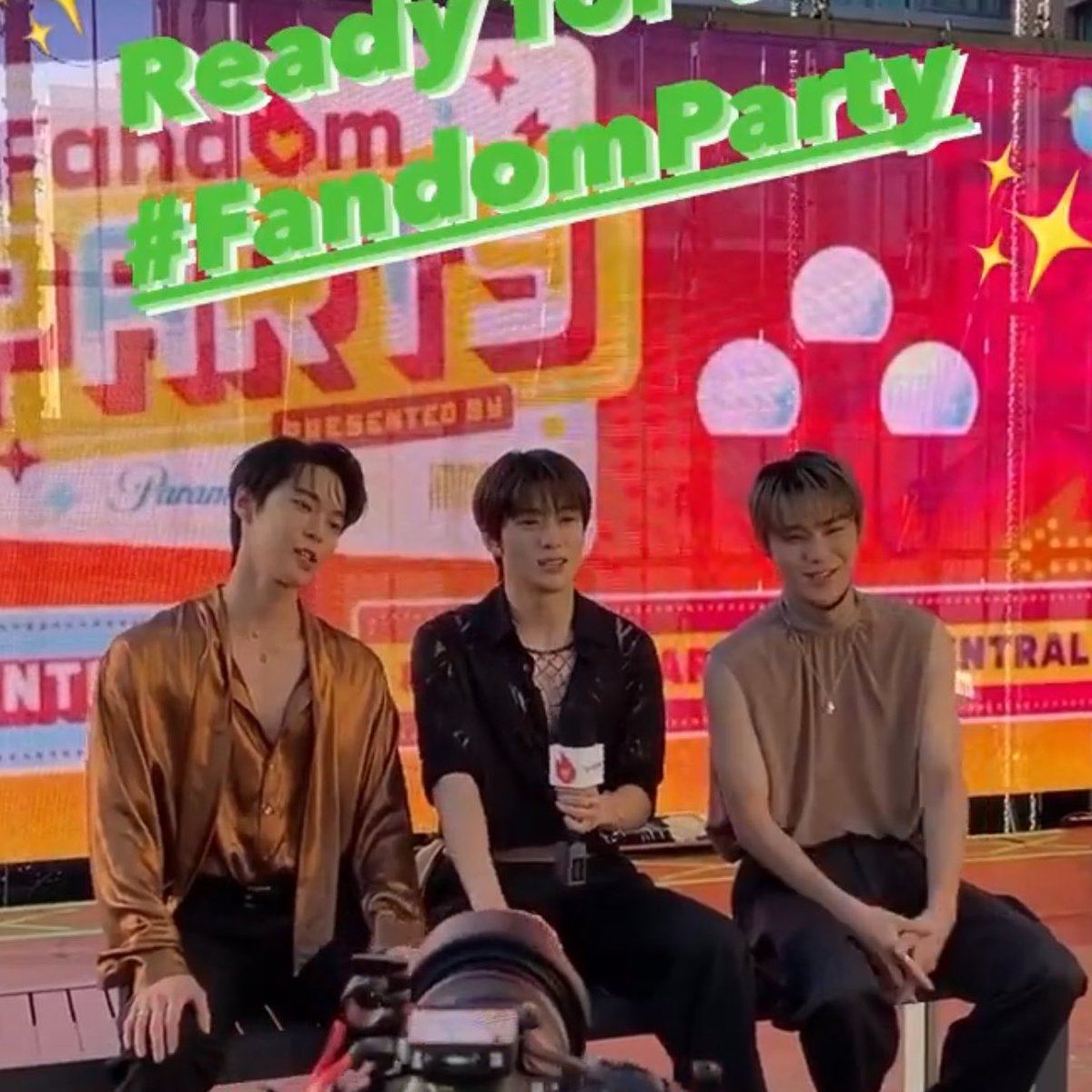 pan_2kiez's tweet photo. คนดูเซอร์ไพรส์กันเยอะมากว่าแจนตัวเล็กขนาดนั้นเลยหรอ คำตอบคือใช่ ตุวเท่านี้จริงๆ 5555 เอาจริงอยู่ในวงก็ไม่ได้ตัวใหญ่นะ โดยอง แทยง ไหล่กว้างกว่าแจนอีก พี่จอน จองอูก็สูงกว่าแจน เอวนิดเดียวใส่กางเกงผญอะ แขนขาก็เพรียวๆ คือเป็นคนที่ตัวจริงยิ่งถ้าเจอใกล้ๆคือไม่ใกล้เคียงความตัวหนาตัวใหญ่เลย ยิ่งก่อนเข้ากรมคือแบ้บบ น้องรู้กจะปลิวไหม แต่หุ่นดีนะ แบบสลิมและใส่เสื้อผ้าสวยมากๆ หุ่นแบบเหมาะกะงานแฟชั่นอะ