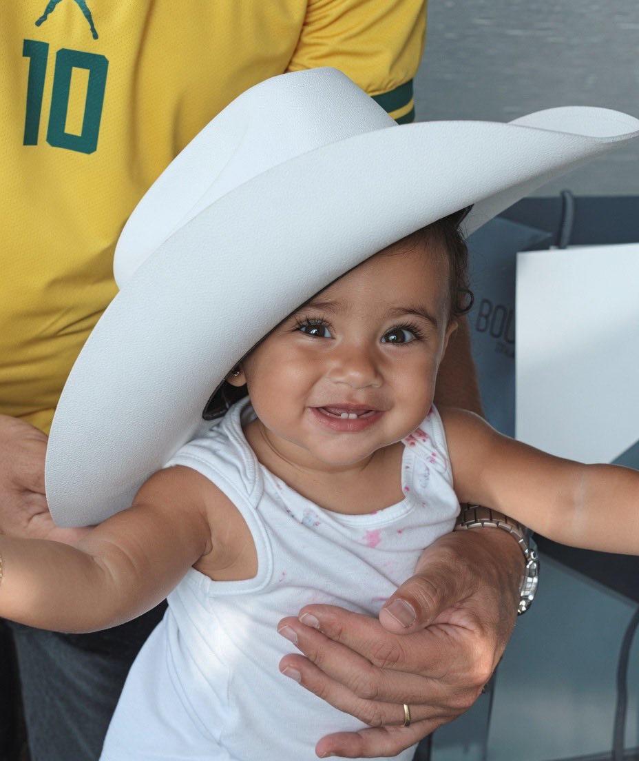 taqyine's tweet photo. Passei a adorar os vlogs da Bruna no YouTube, espero que ela continue gravando-os no Brasil (embora saibamos que isso não acontecerá com tanta frequência). Enquanto isso, vamos apenas aproveitar esses dias felizes junto com eles❤️ https://t.co/UOnxU2Ln4n