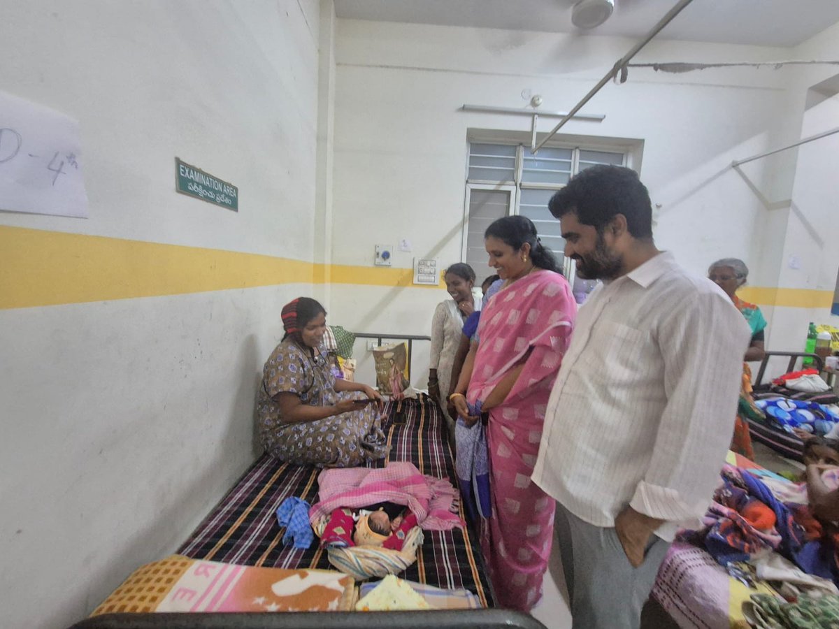 DVS_BRS's tweet photo. ఈ రోజు ఆత్మీయ కుటుంబసభ్యులను ఆప్యాయంగా కలిసి, ఇటీవల పండంటి బిడ్డకు జన్మనిచ్చిన కుటుంబాలను పరామర్శించి శుభాకాంక్షలు తెలియజేయడం జరిగింది. https://t.co/Mz3crwZdCx