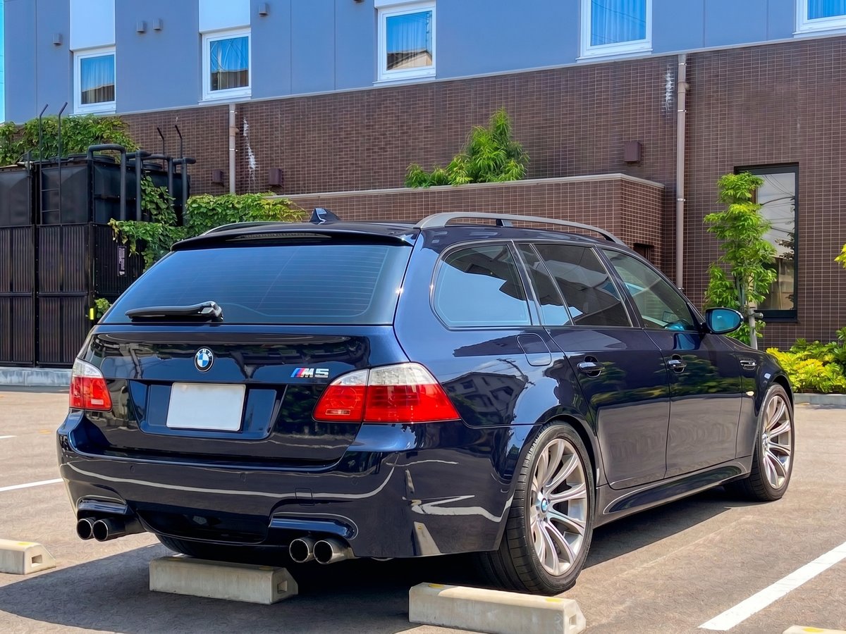 MClassic_Gifu's tweet photo. V10×MT×ツーリング。売り物ではないこちらの方がお問合せが多いです。元々、MT化のクオリティ検証を兼ねて輸入した車両となります。UKでのyoutube企画で、ずいぶんと走り倒し、17万Kmを超えていますが、MTには全く問題ありません。
Thanks, DRIVETRIBE!!
#E60M5 #DRIVETRIBE #Mclassic https://t.co/FfoRudpSAW