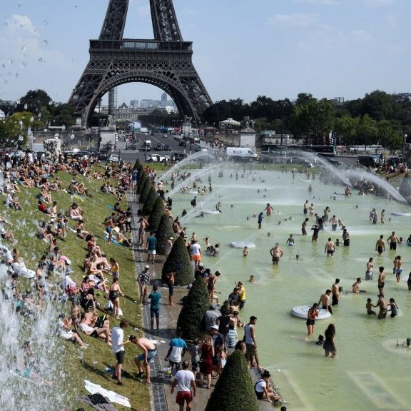 Cultination1's tweet photo. 🇫🇷🌡️🌊 CANICULE : plus de 90 personnes sont MORTES par NOYADE en France depuis le 19 juin.

La ministre des Sports, Marina Ferrari, a annoncé qu'avec les fortes chaleurs, plus de 90 personnes ont PERDU LA VIE par noyade en France depuis le 19 juin.

Les autorités EXPLIQUENT que de nombreuses victimes cherchaient à se rafraîchir dans des zones non surveillées ou adoptaient des comportements à risque.
(Le Figaro)